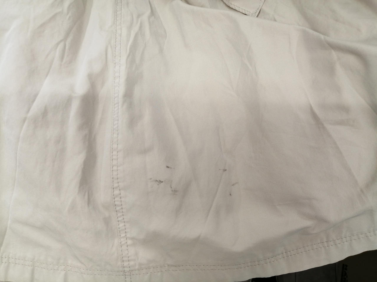 後ろの裾辺りにヨゴレあり