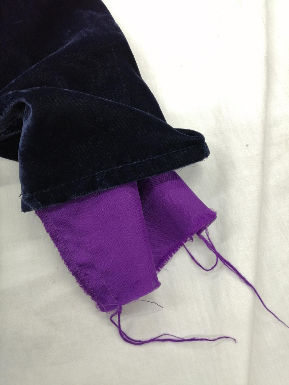 裏地の袖にほつれあり