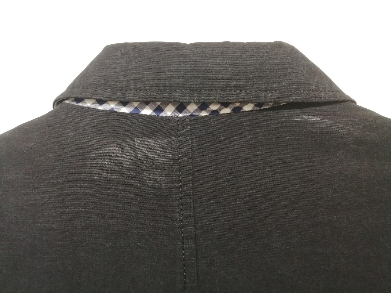 襟元にスレ、テカリあり