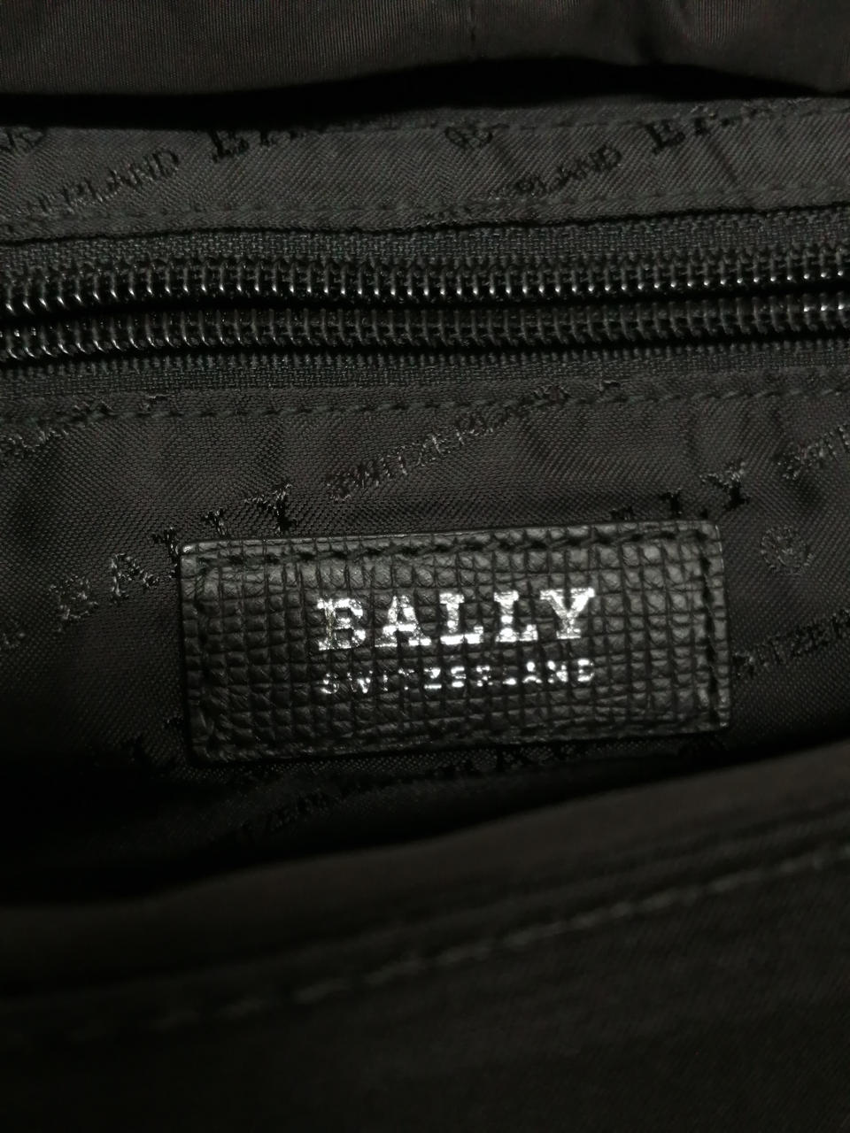 【美品】【希少】Bally ボディバッグ エーデルワイス バリーの新作は…ノーブルなエーデルワイス刺繍が目印！ | GINGER
