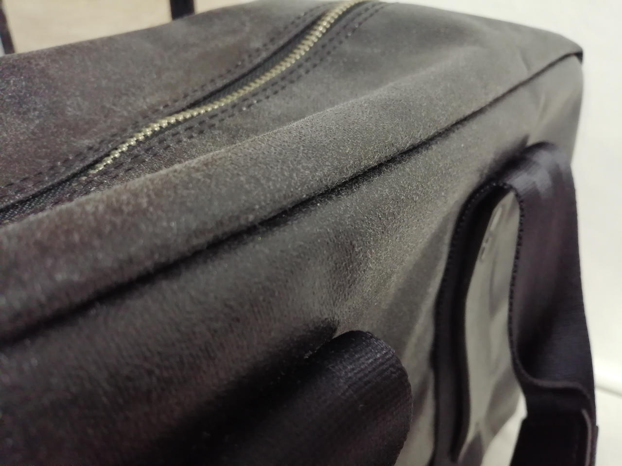 全体的に白く見えます