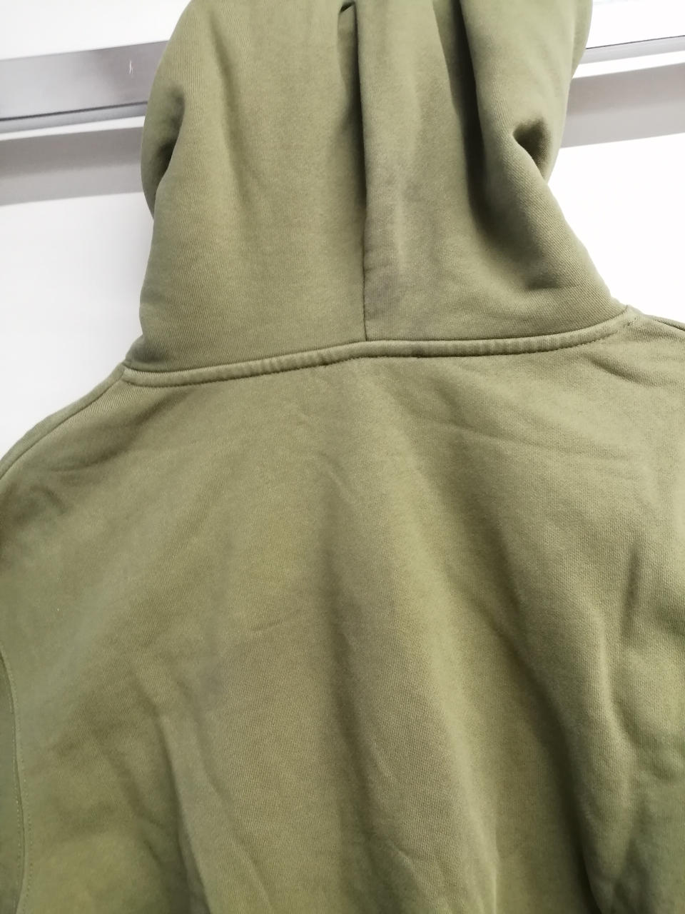 背中に黒いシミ、汚れあり