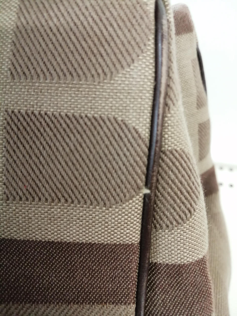 正面右側にほつれあり