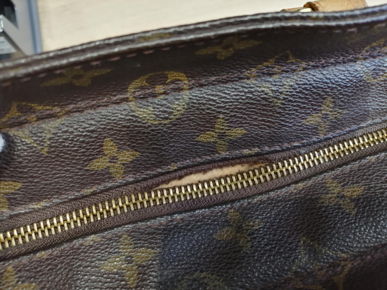 ファスナーの縫い目が破れてます