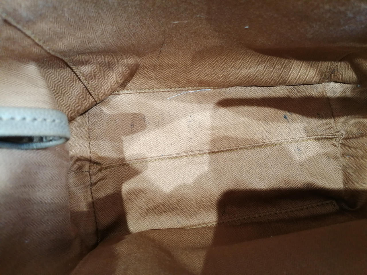 バッグ中の底にボールペンのような跡あり