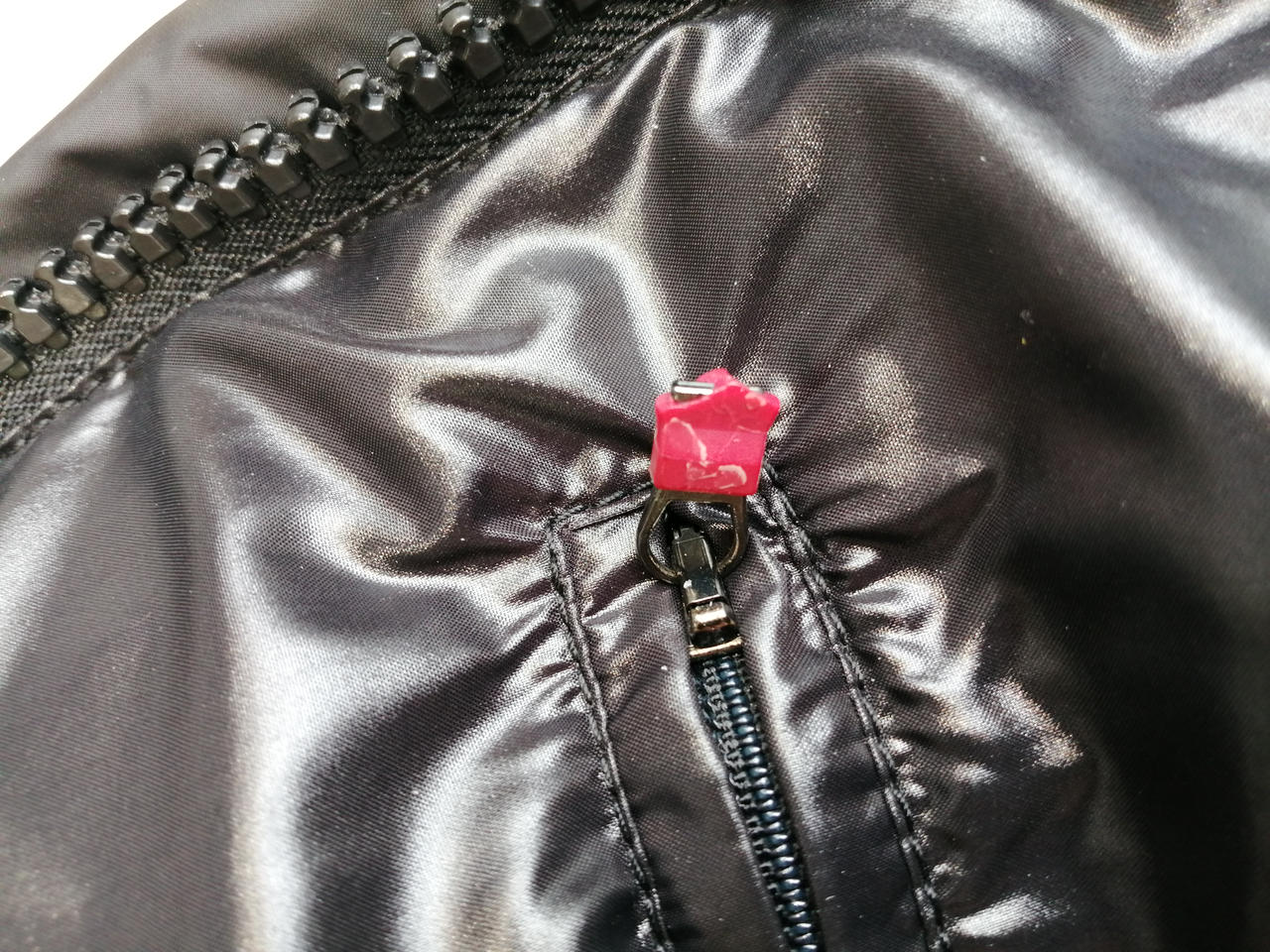 内ポケットのファスナーの取っ手欠けてます