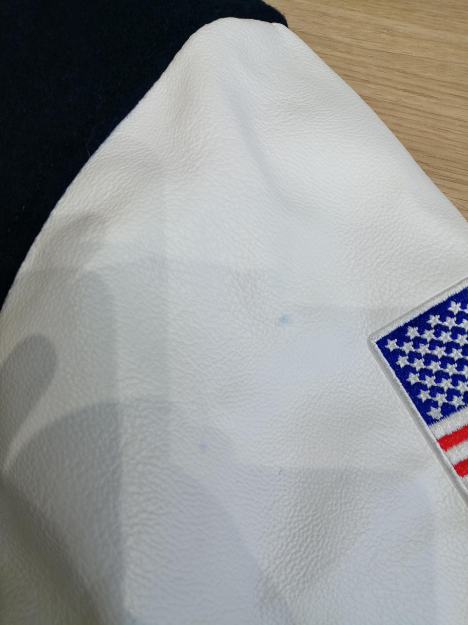 青い小さな点のヨゴレあり