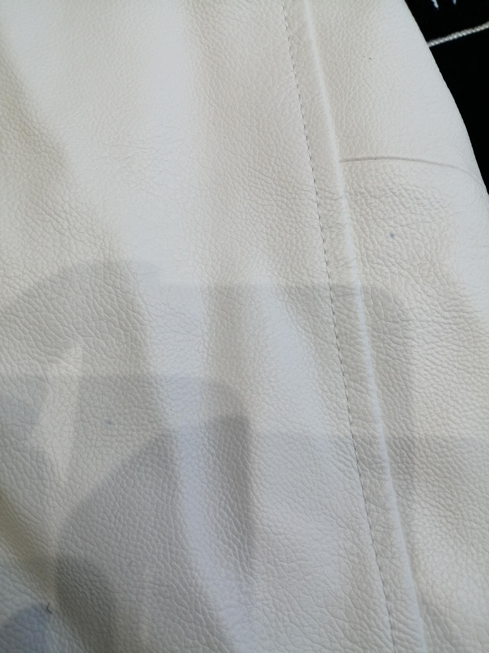 青い小さな点のヨゴレあり