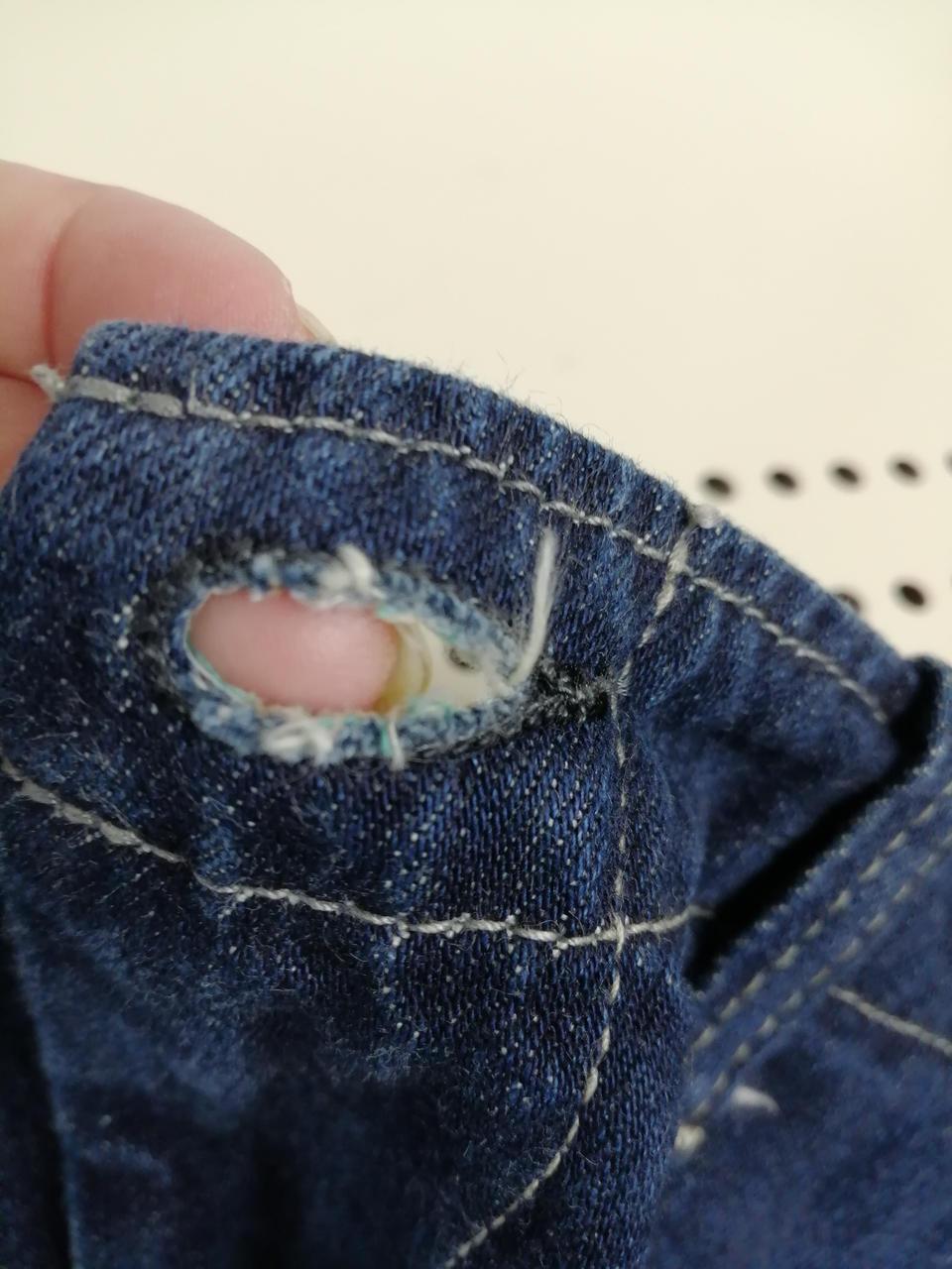 ボタンホールやや緩め