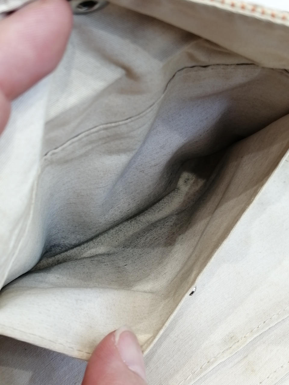 コインポケットにヨゴレ