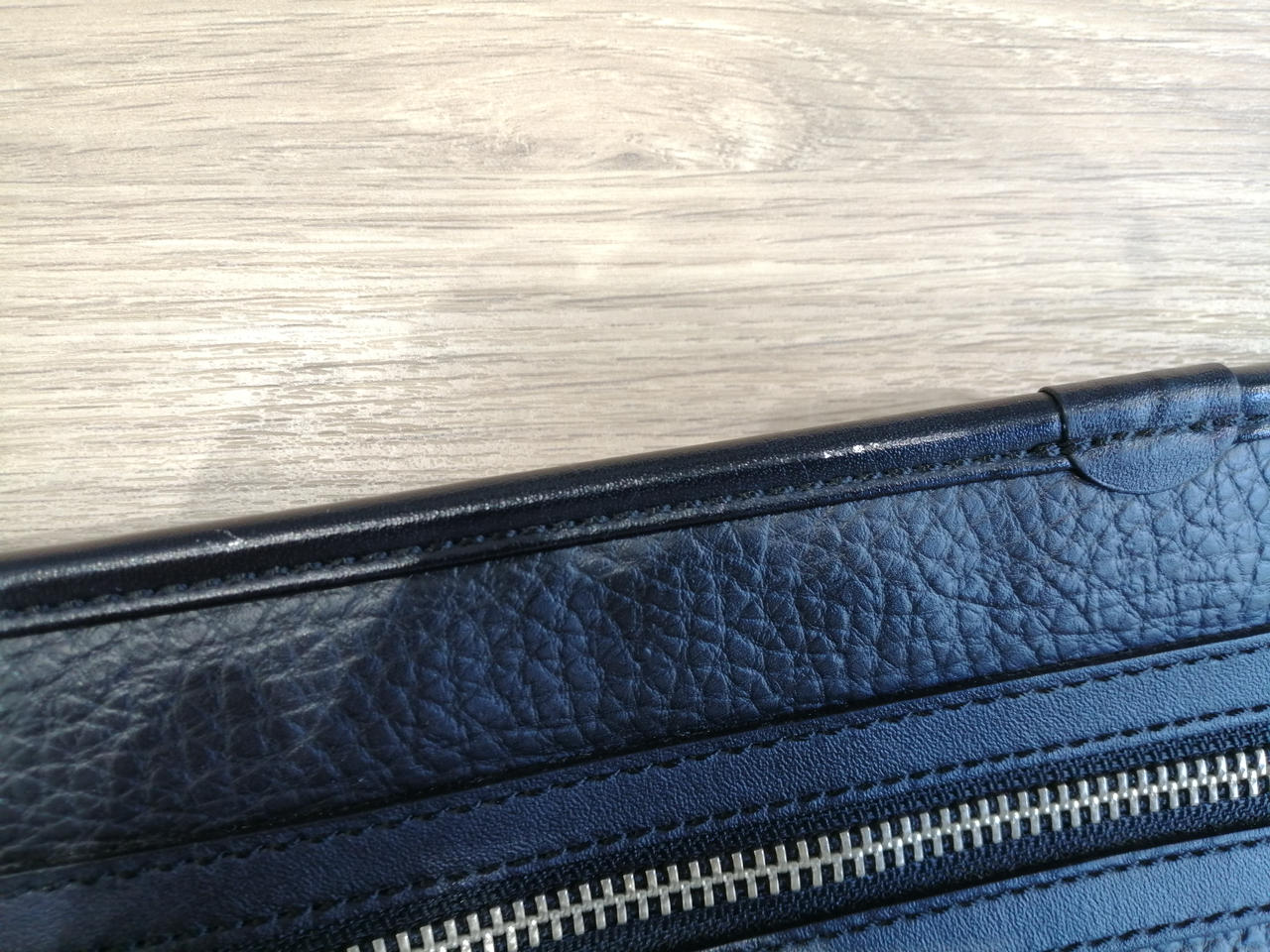 ふちにスレ、剥がれあり