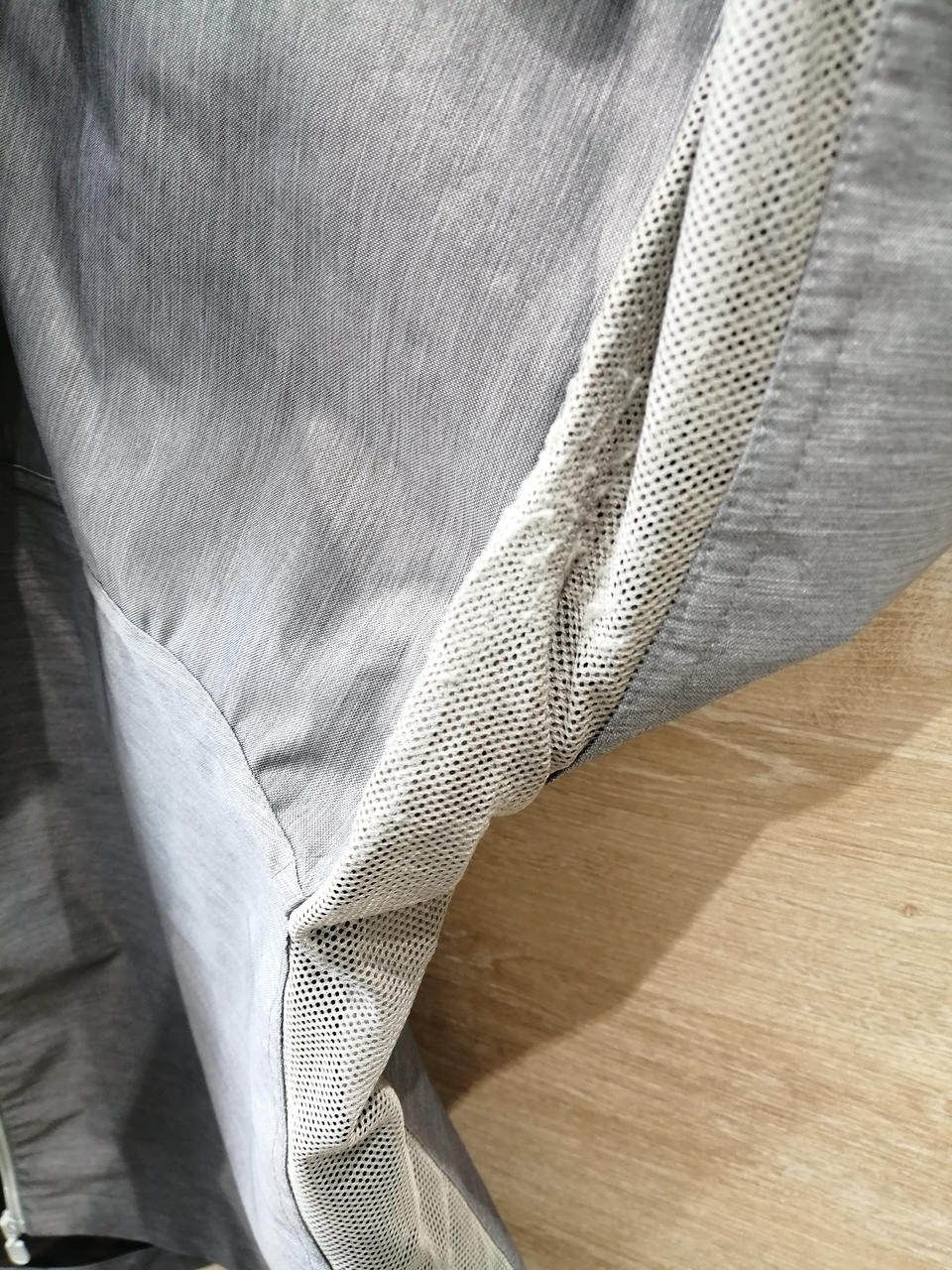 左脇のメッシュにスレ、毛玉あり