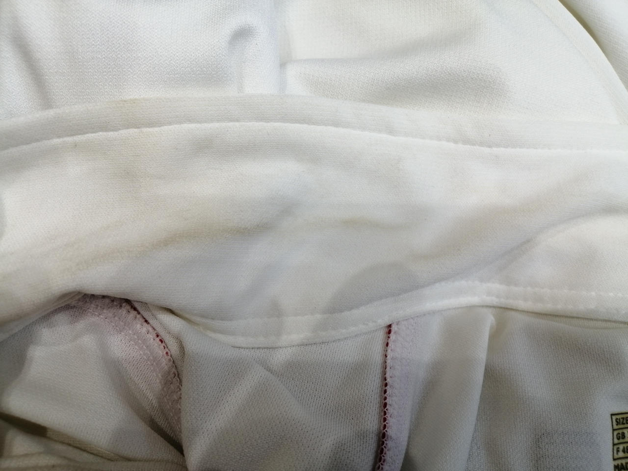 襟全体的にシミあり