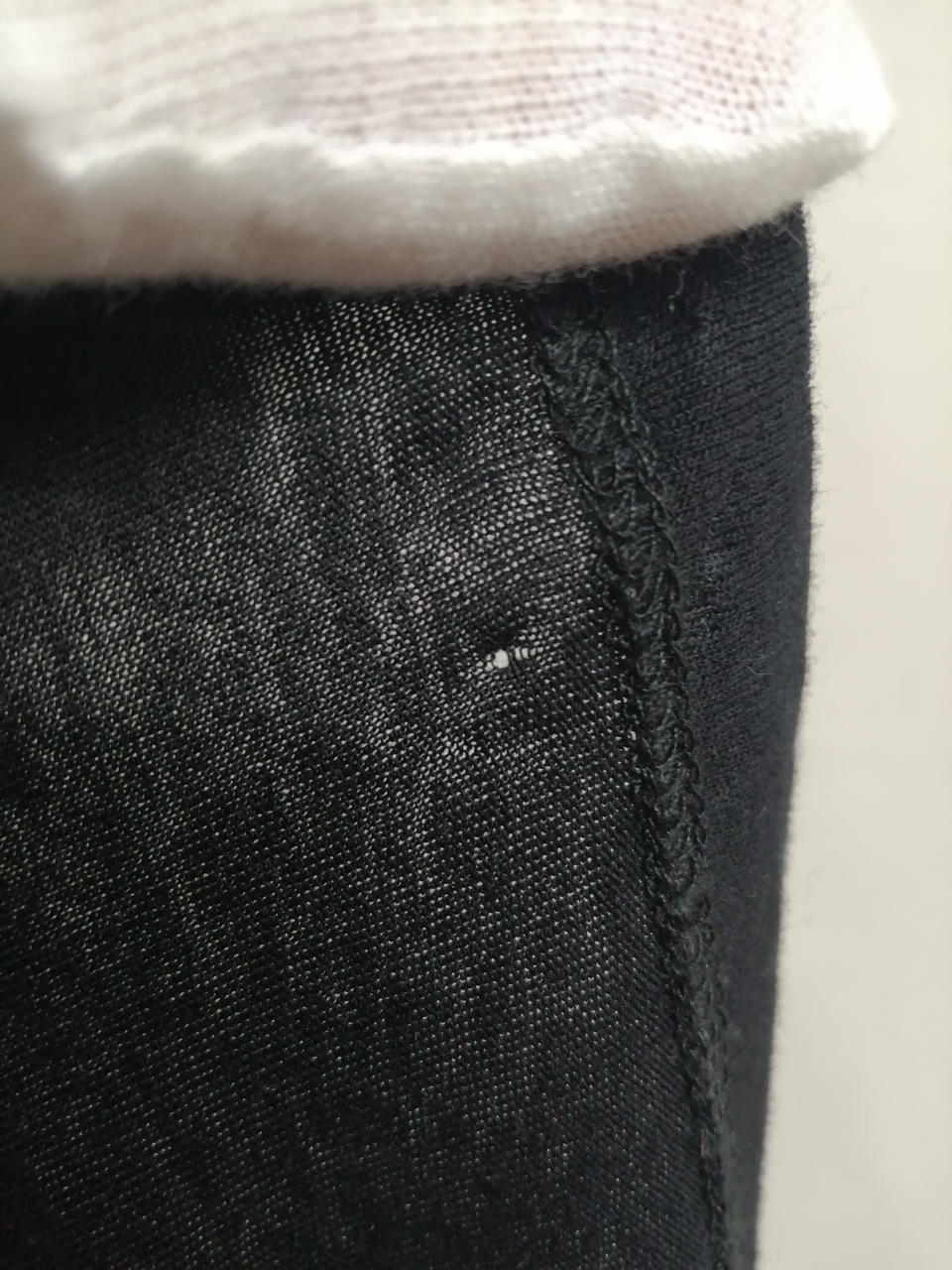 裾に小さい穴あり