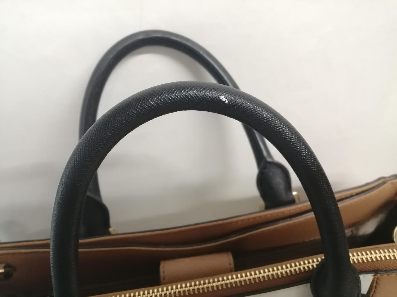 手前持ち手にスレ剥がれあります