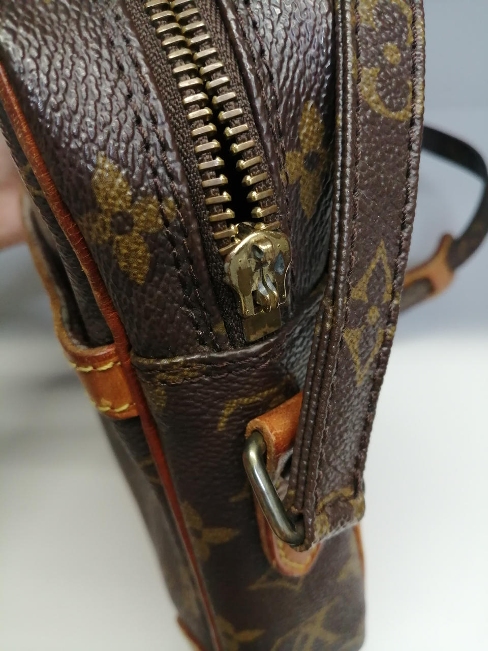 ジップ取っ手破損