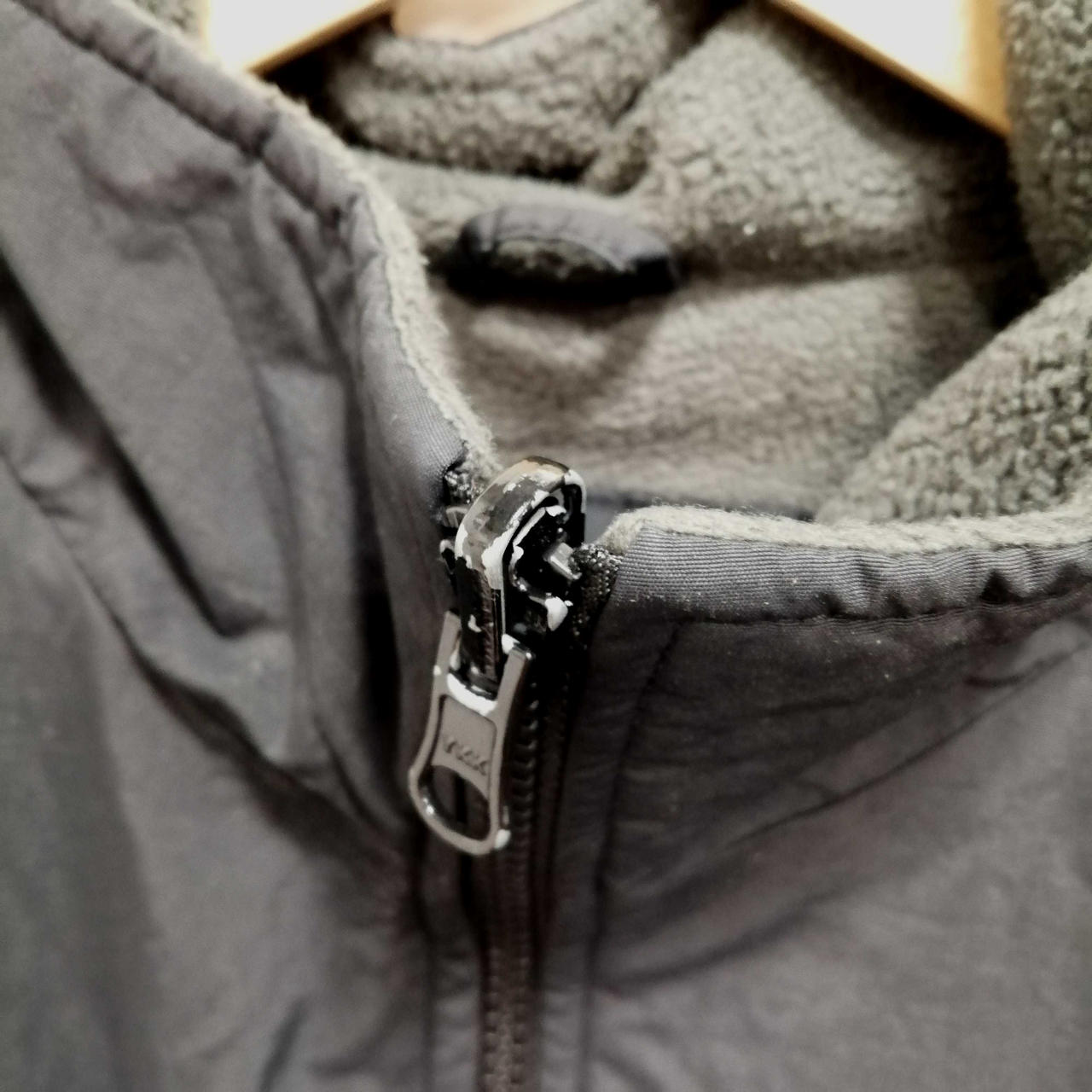 ファスナー部分剥がれ有り