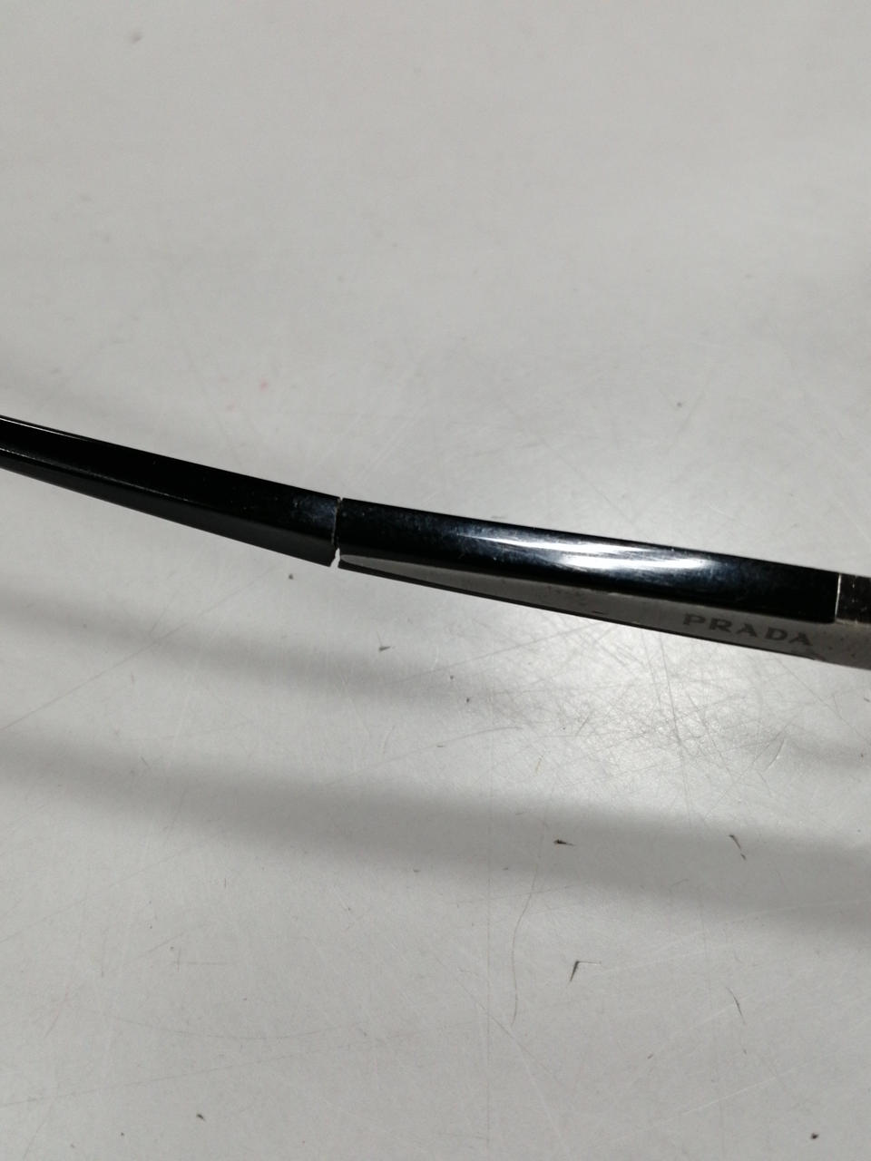 ひび割れあり。