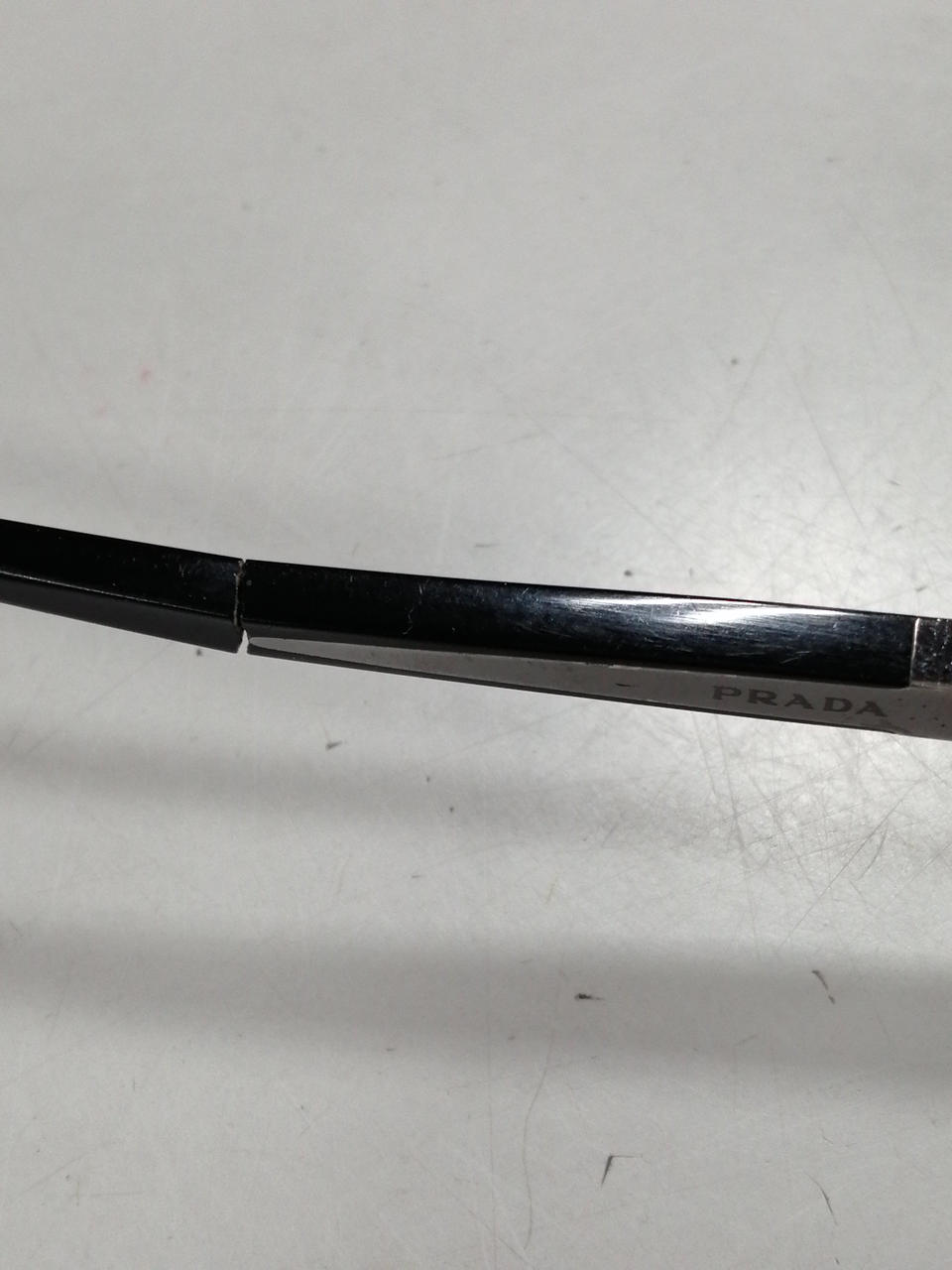 ひび割れあり。