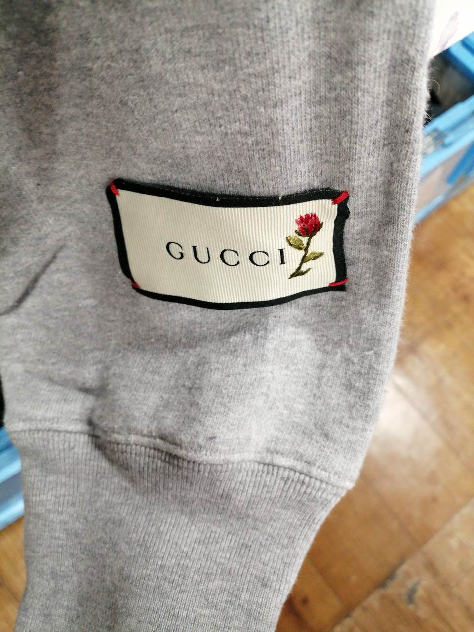 袖の方にもブランドロゴついてます