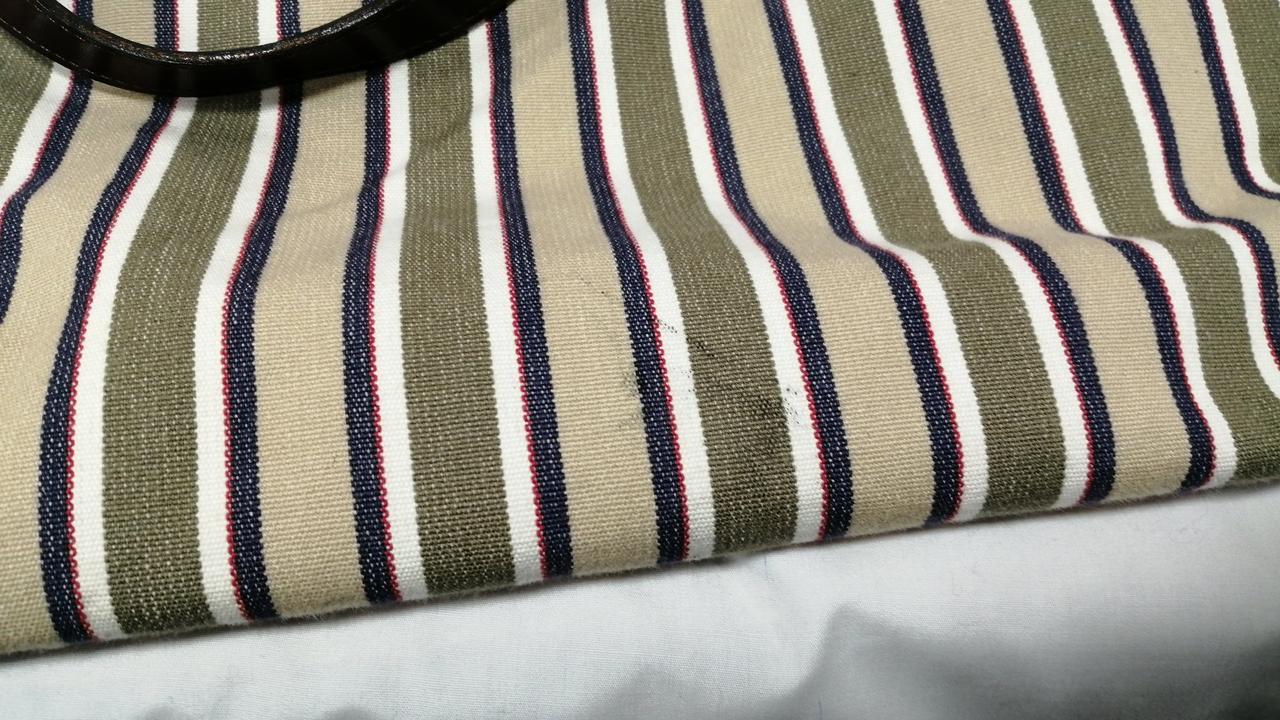 正面下側汚れあり