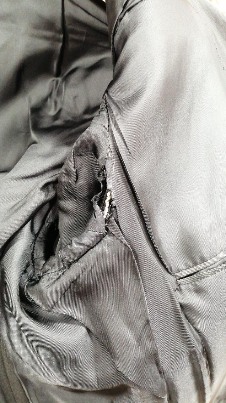 内側　左脇破損あり