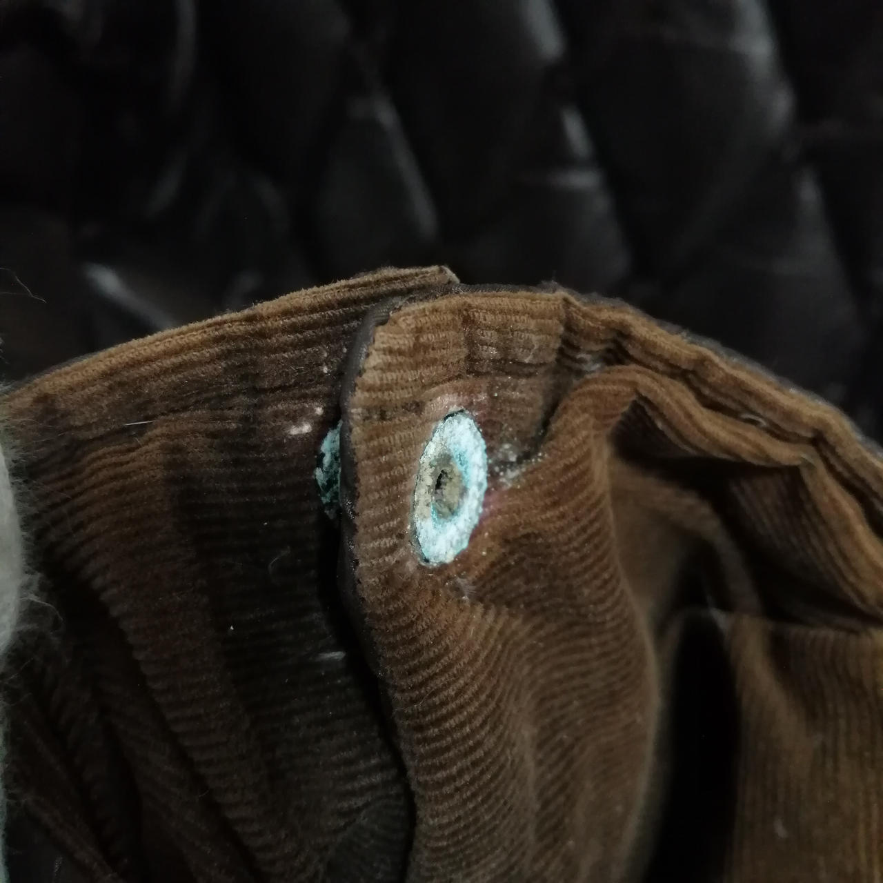 右袖ボタン内側錆び、劣化あり