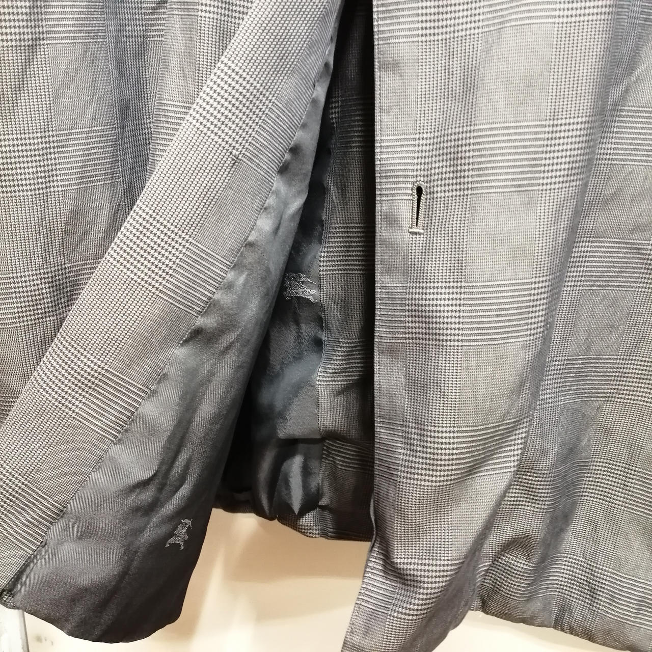 後ろ裾ボタン取れ