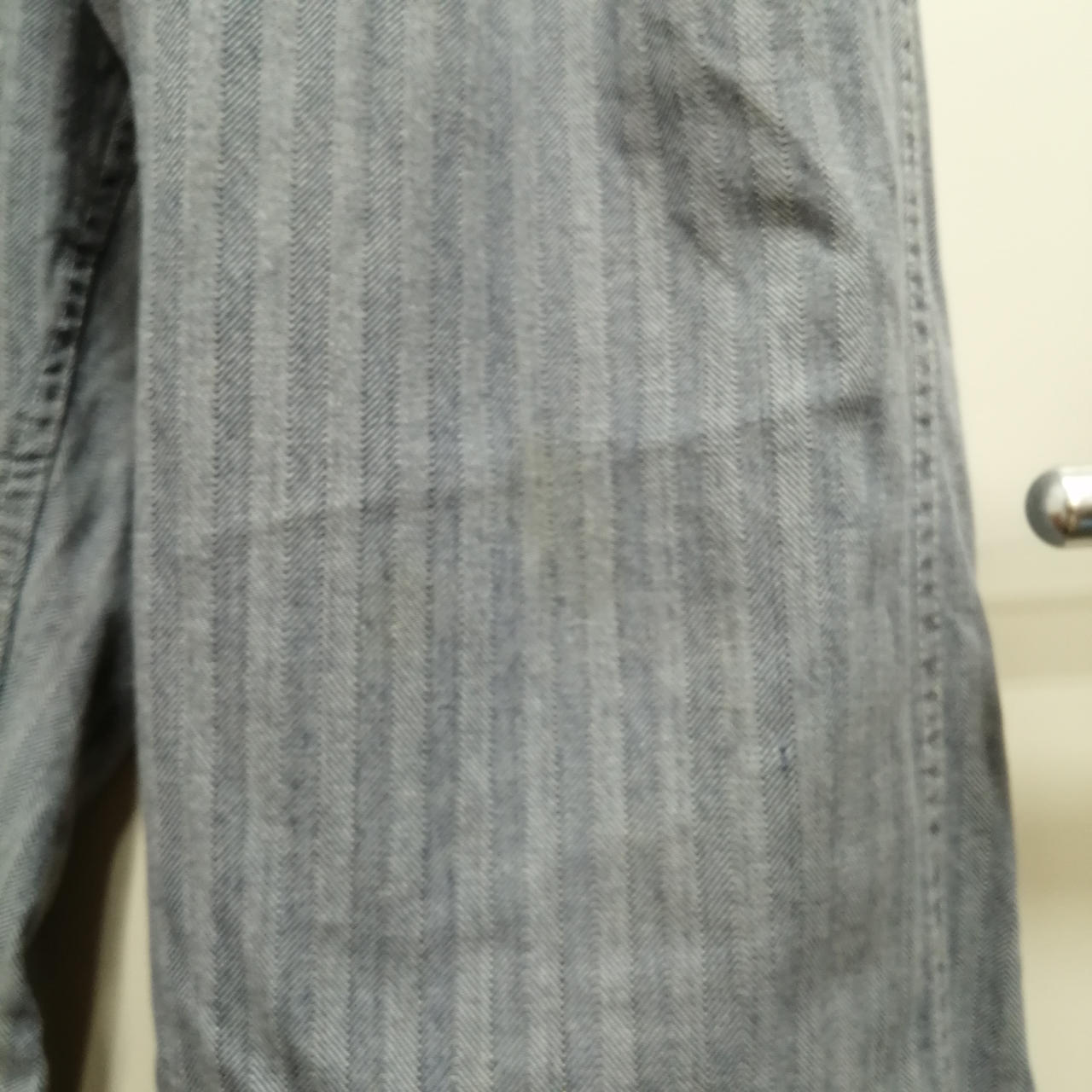 写真中央、複数シミあり