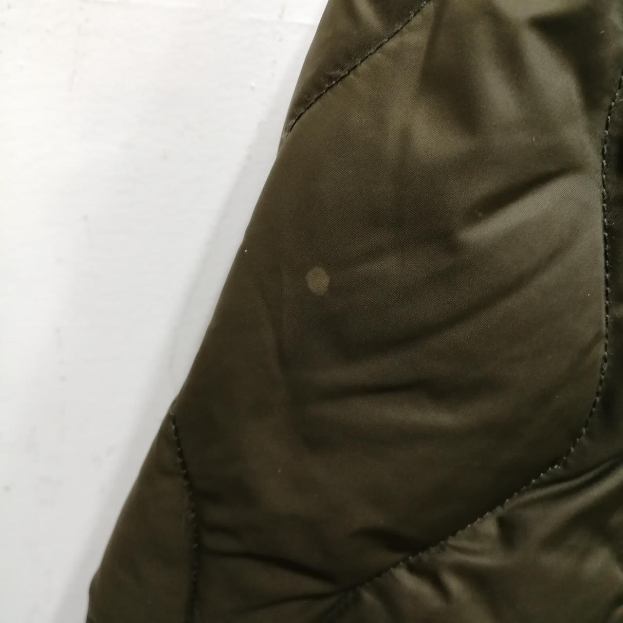 左袖後ろ、小さな汚れあり