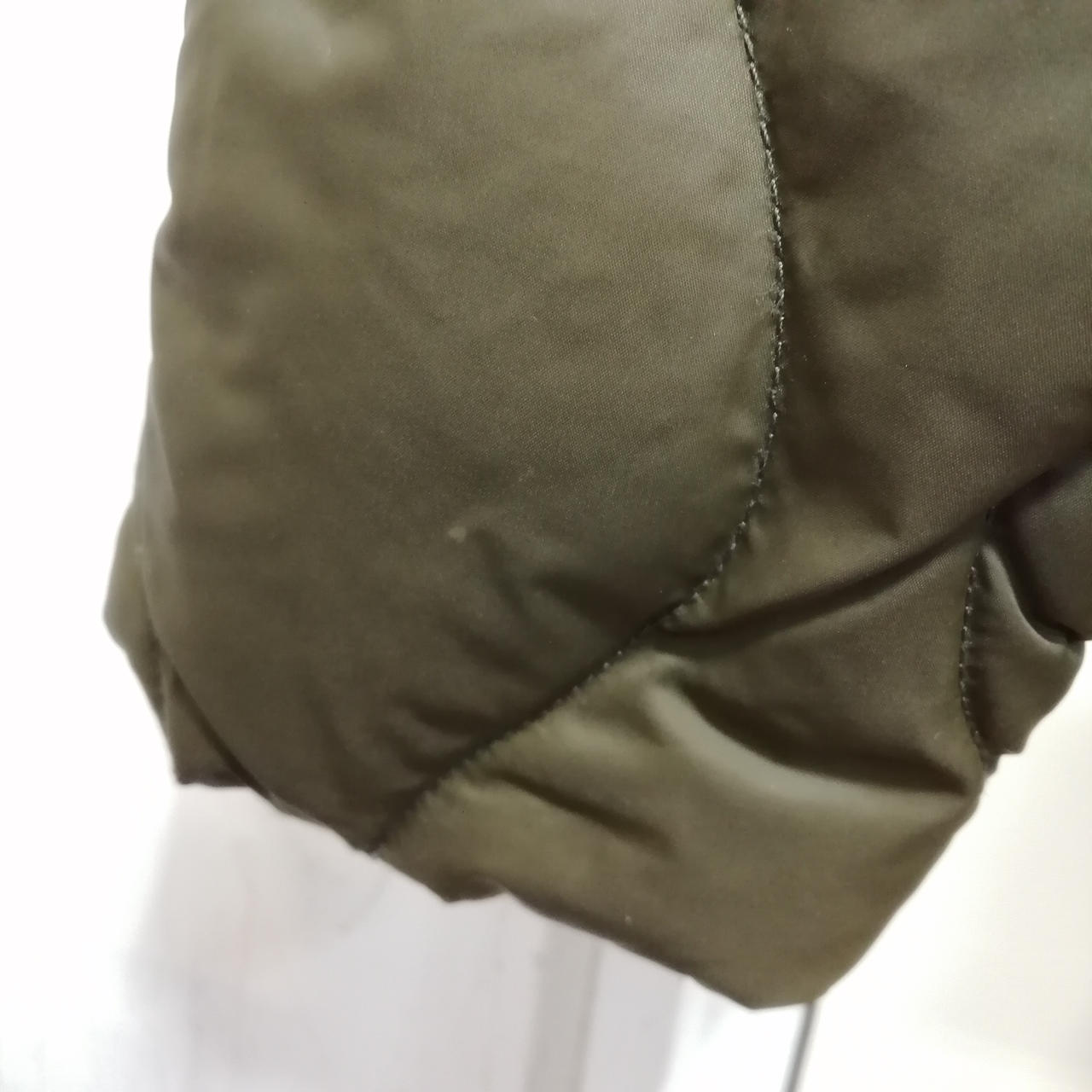 左袖口小さな汚れあり