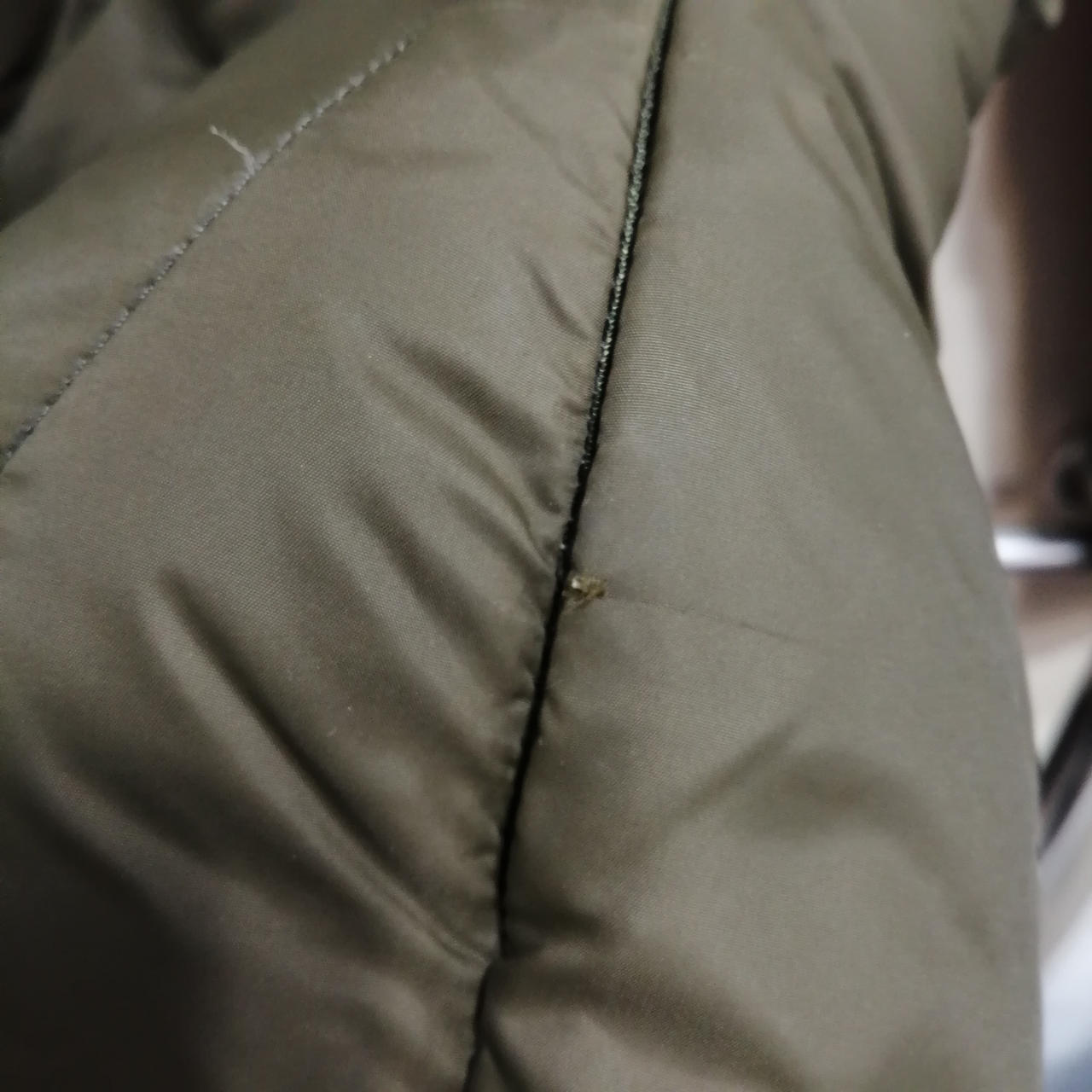 左ポケット横、2mm程度のダメージあり