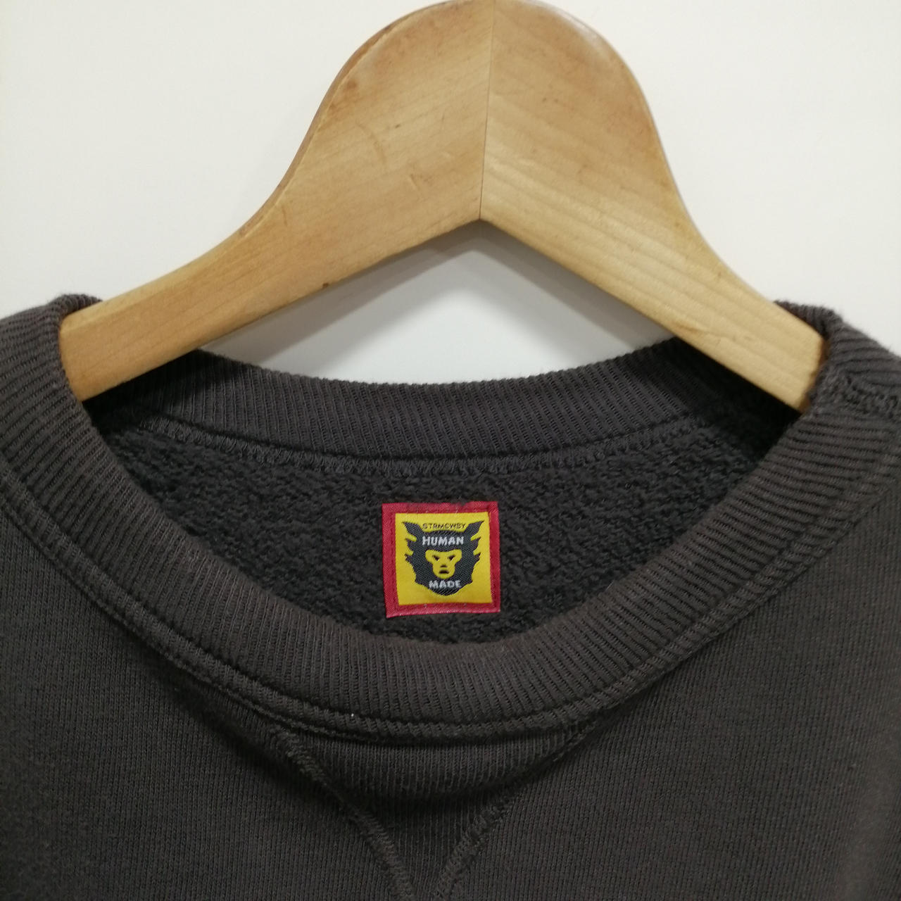 首もと焼けあり