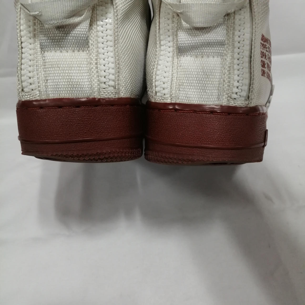 踵すり減りあり。