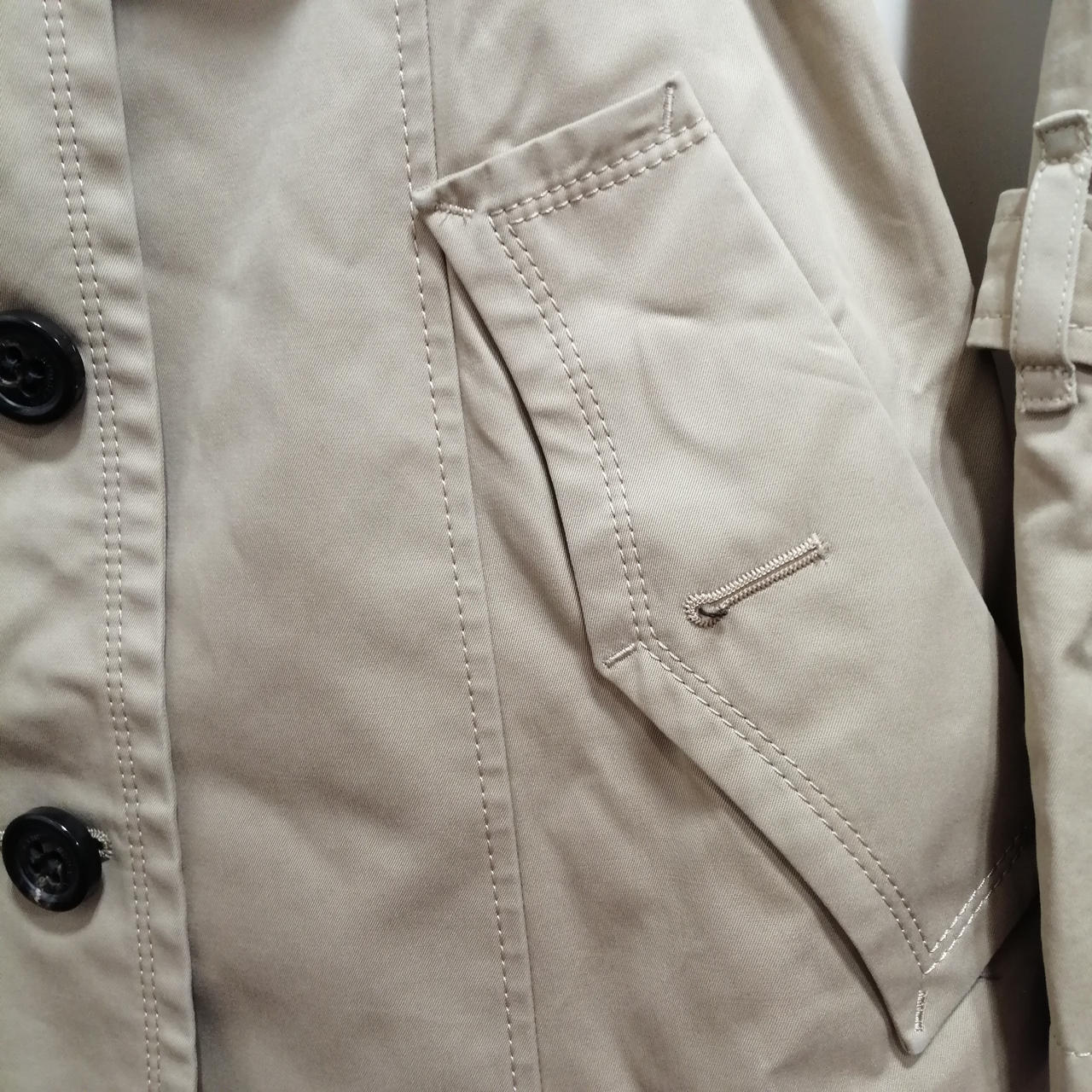 左ポケットのボタンがありません。