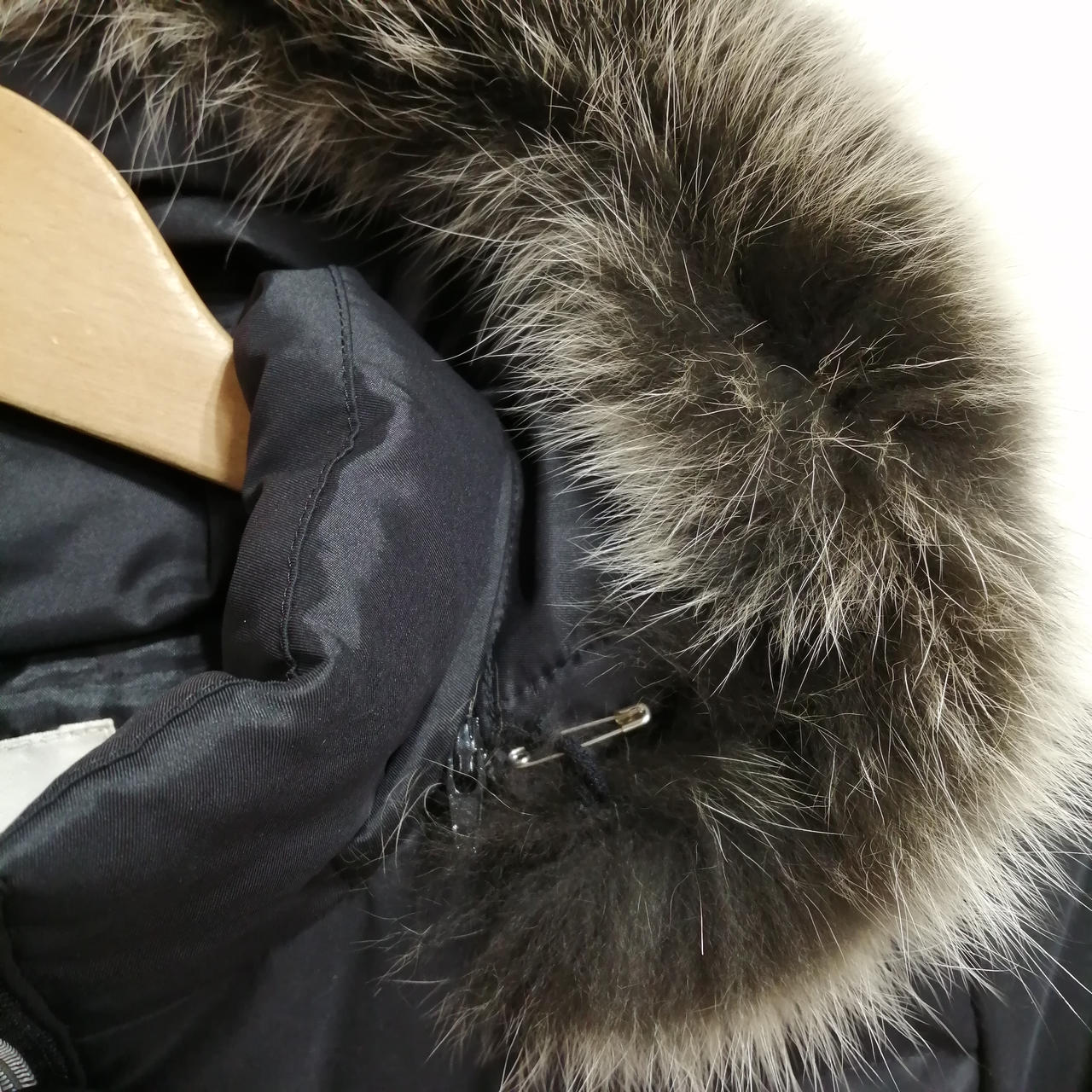 ファーのボタン取れてます