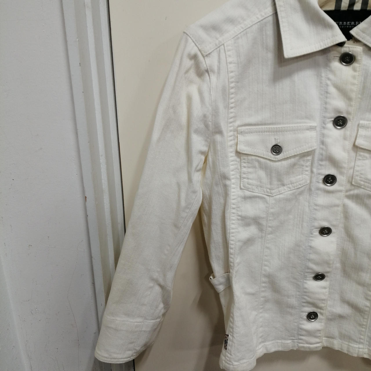 全体的にうっすら黄ばみがあります