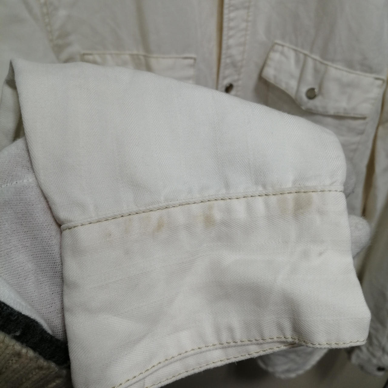 袖に汚れが複数ございます。