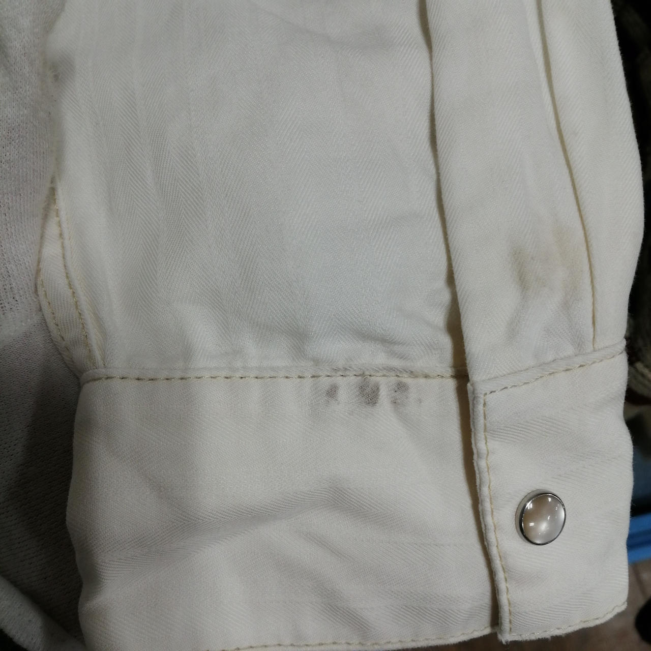 袖に汚れが複数ございます。