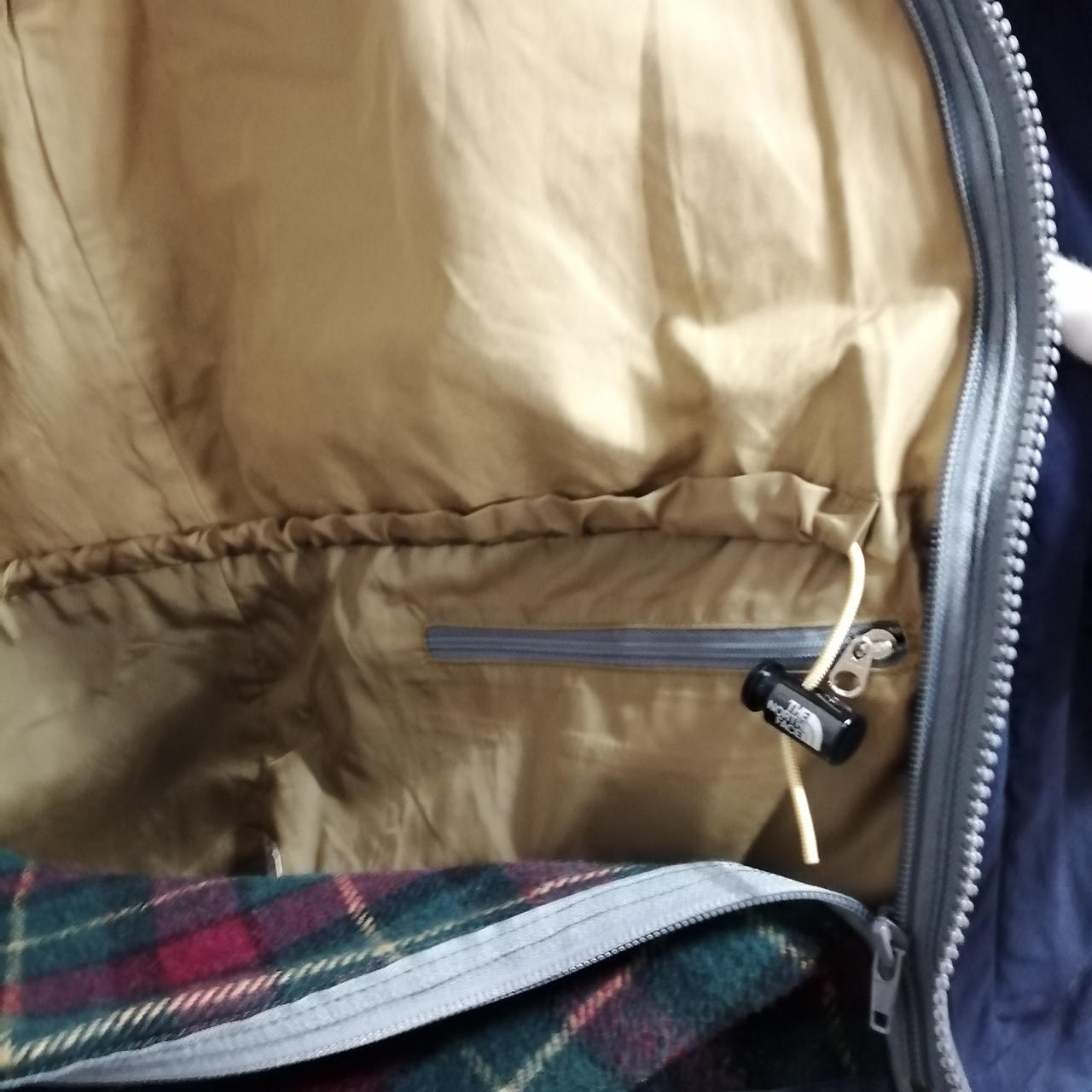 左側にのみ内ポケットがついてます。