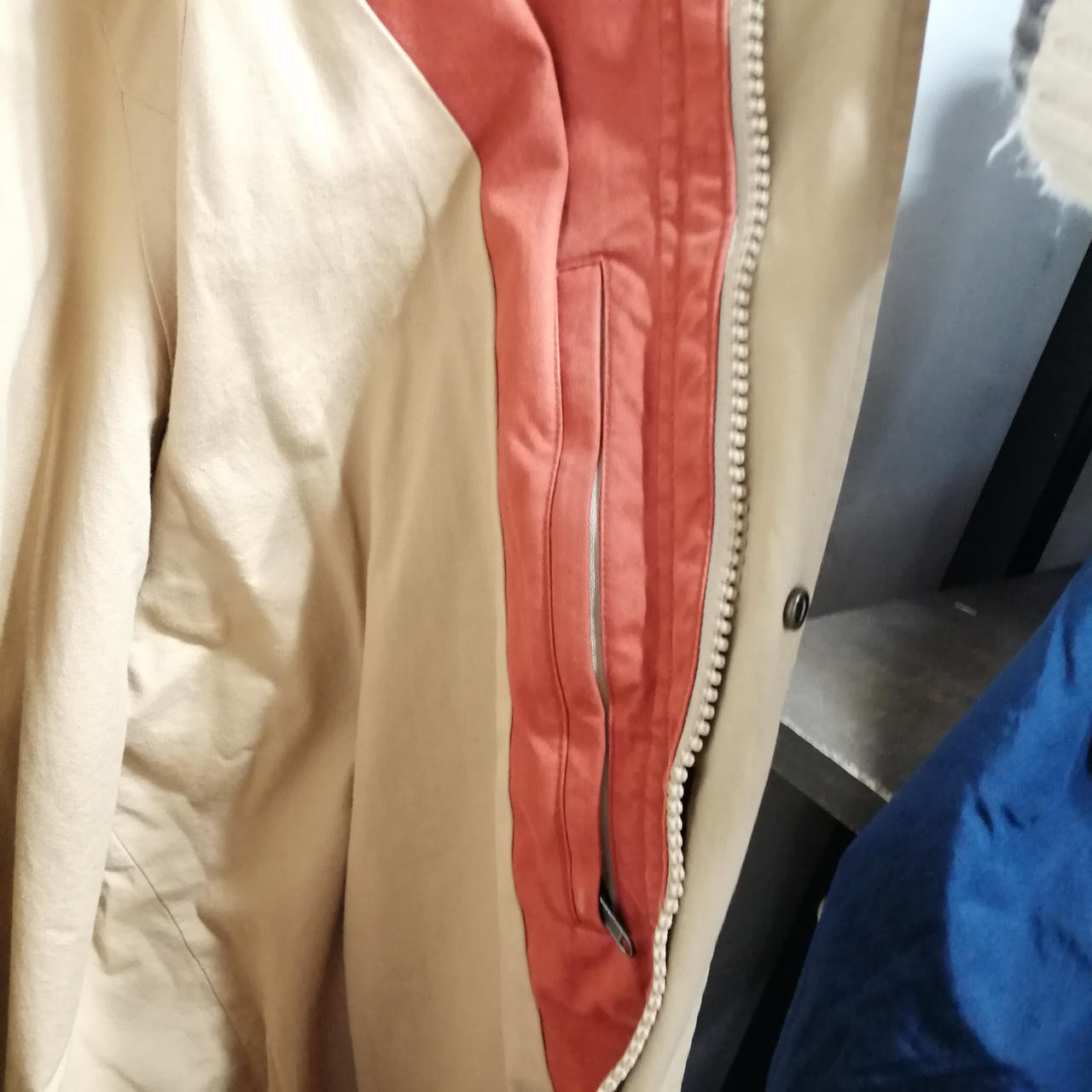 左側にのみ内ポケットがついております。