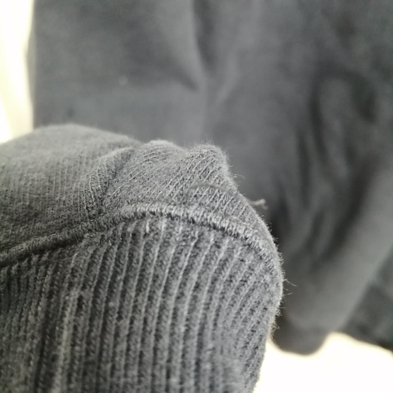 右腕袖にほつれあり