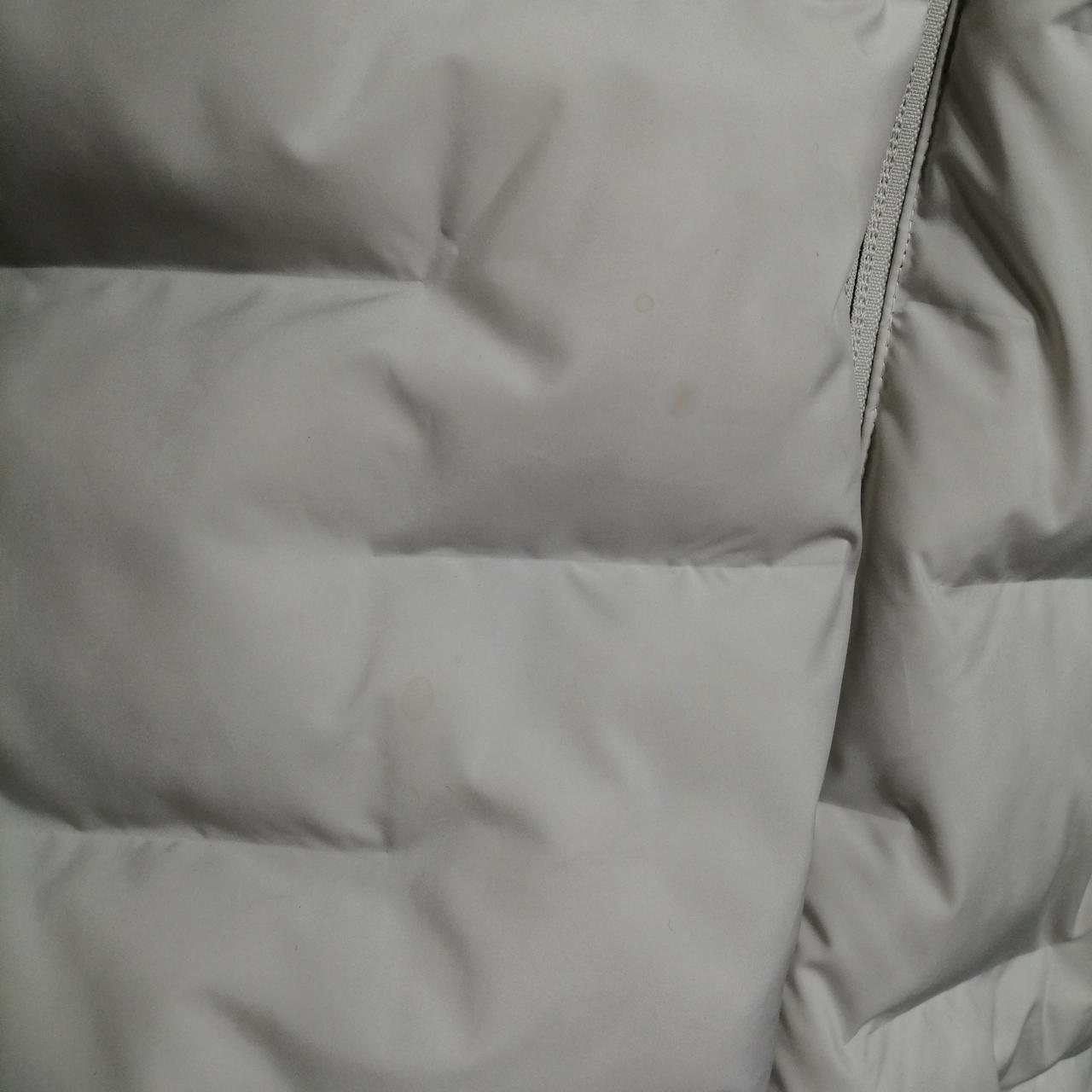 表面に小さな茶色いシミが複数ございます。