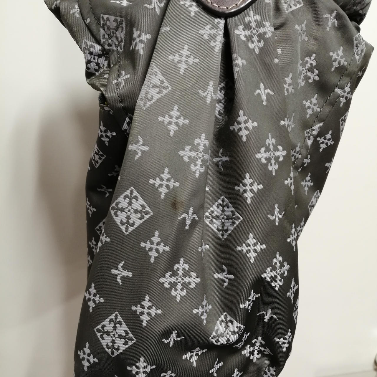 黒茶色のシミがございます。
