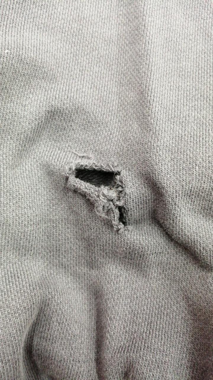 背中部分破れ有