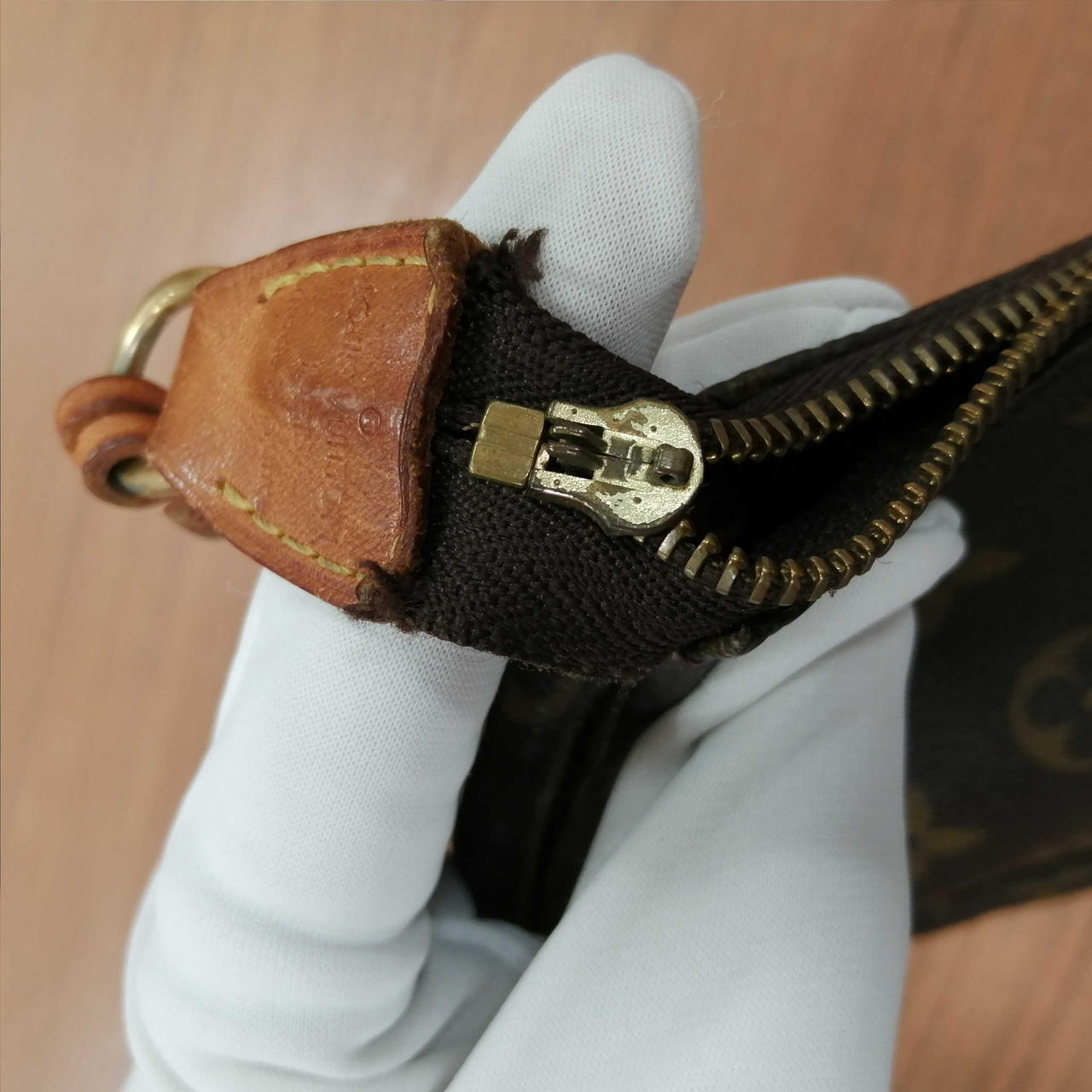 【LOUIS VUITTON】 モノグラム・エクリプス ポシェットアクセソワール Top) LOUIS VUITTON モノグラム ミニポシェットアクセソワール
