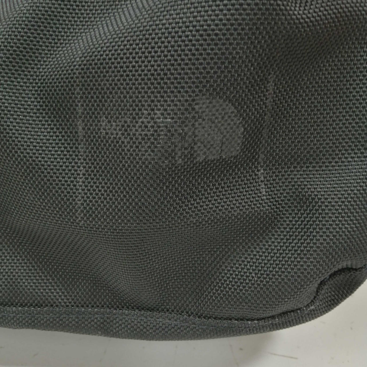 表面ブランドロゴ薄くなっています