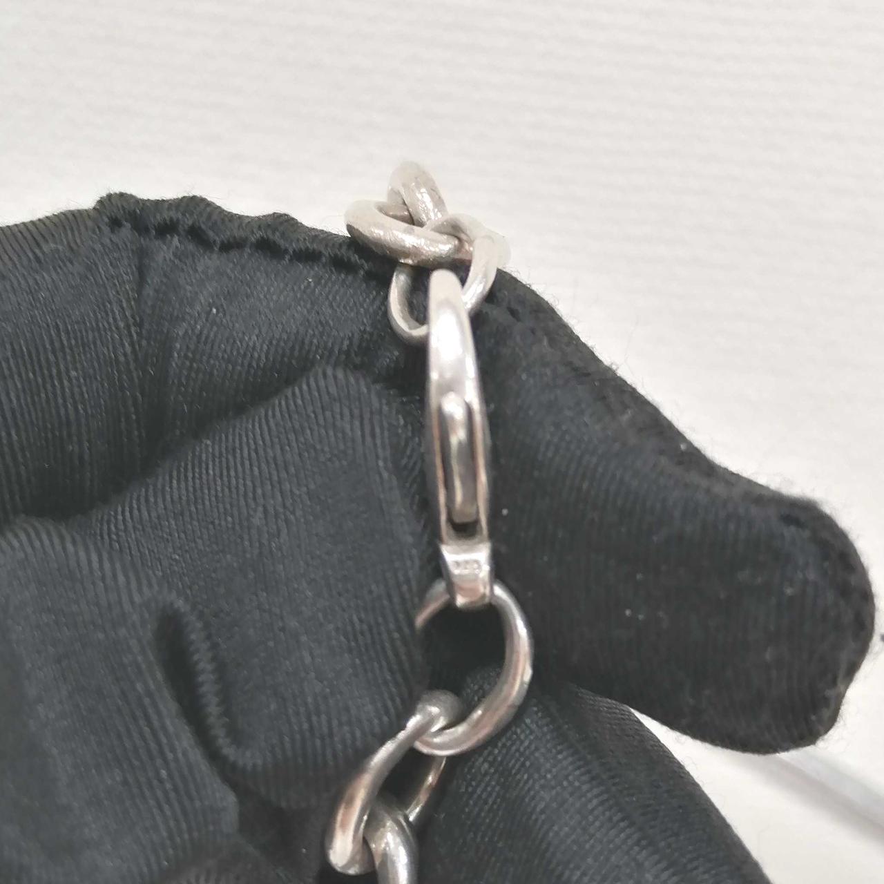 925