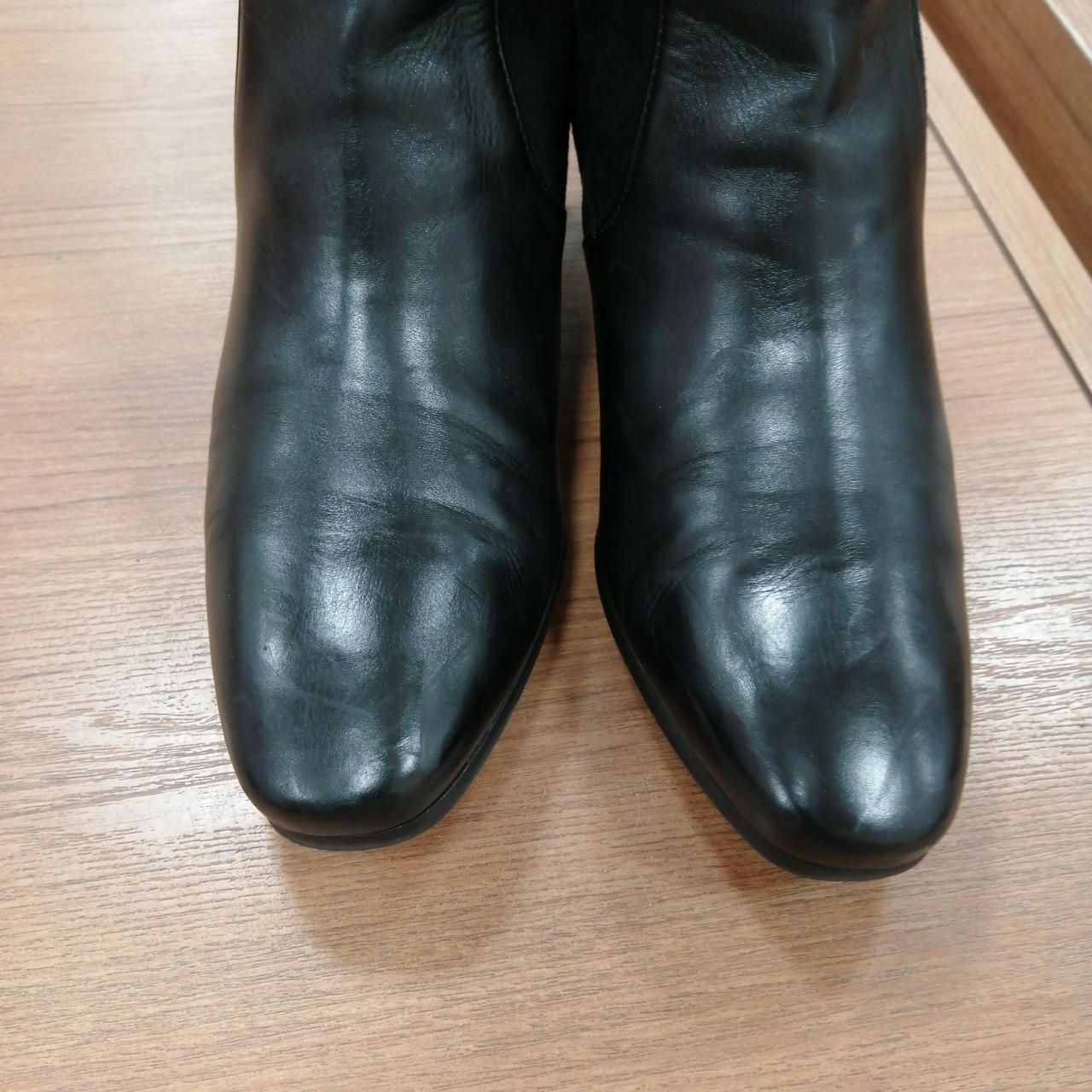 爪先部分に傷がございます。