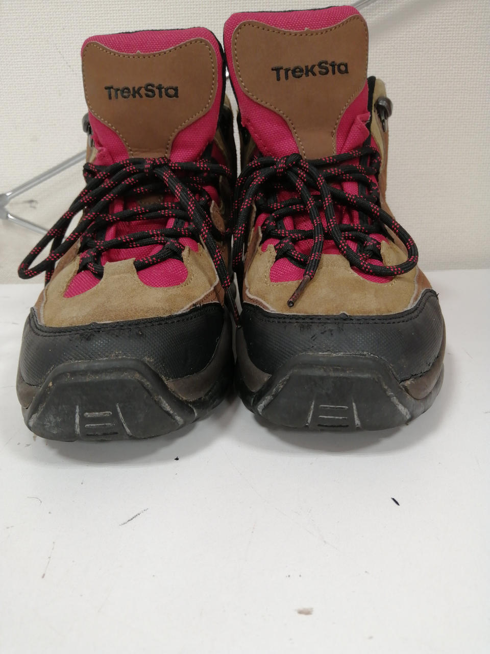 つま先部分に傷がございます